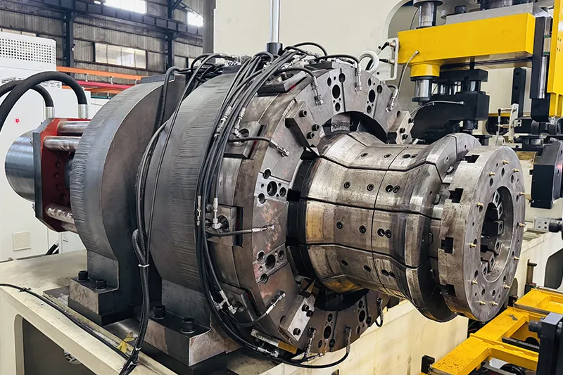 Machine à évaser les jantes par expansion conique