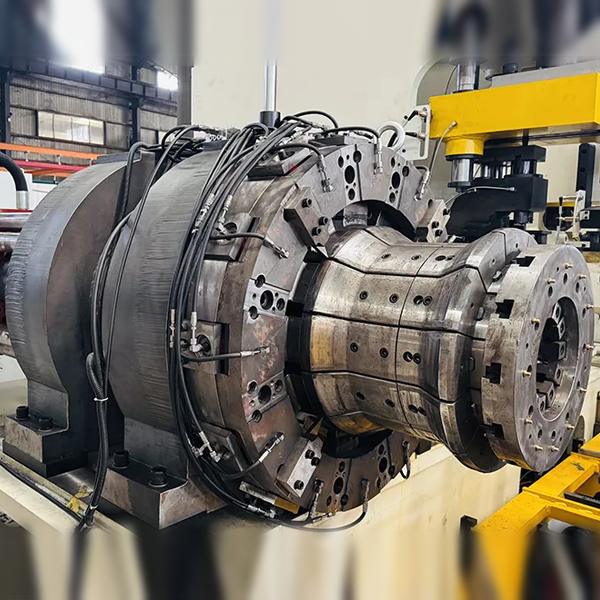 Machine à évaser les jantes par expansion conique